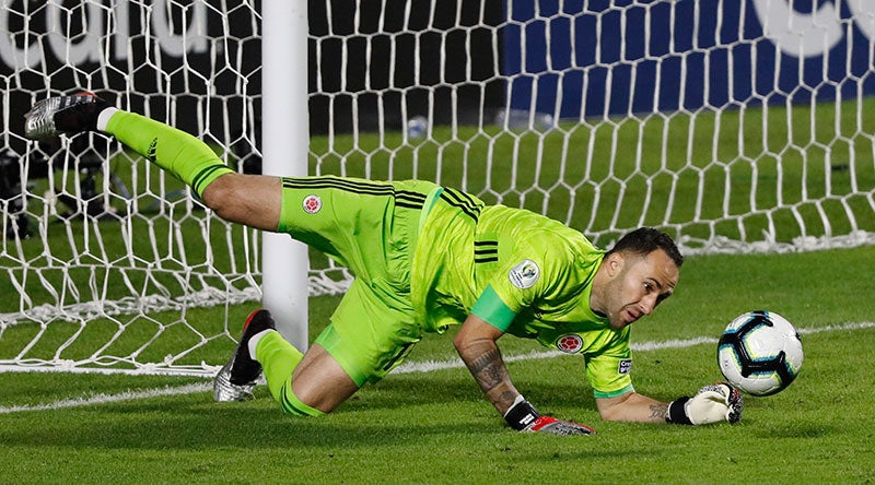 David Ospina ataja el balón en un partido de Colombia