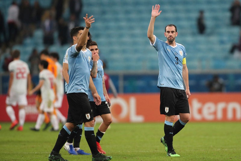 Godín se despide de la afición charrúa tras la victoria ante Chile