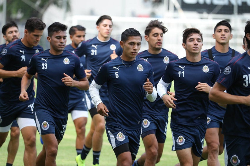 Jugadores de Chivas realizan trote en Verde Valle 