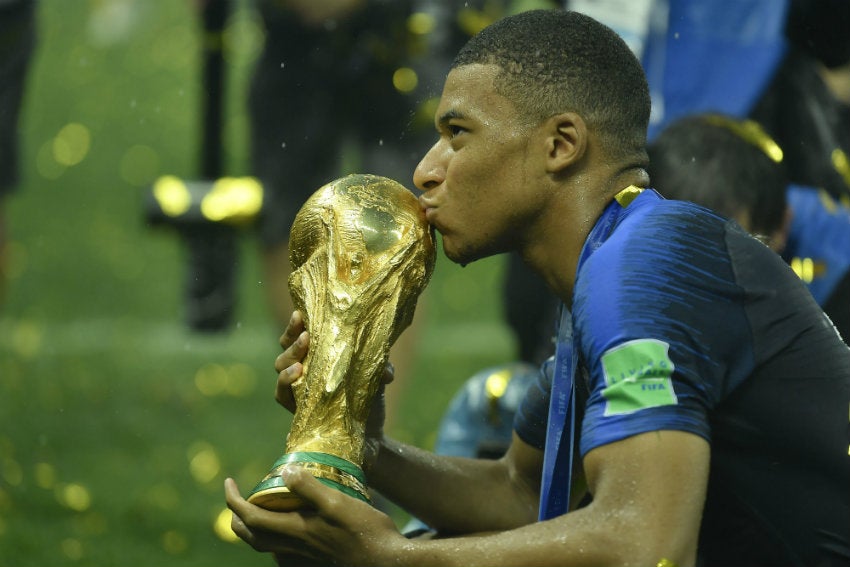 Mbappé besa la Copa del Mundo de Rusia 2018 