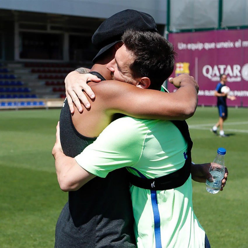 Ronaldinho se da un abrazo con Messi 