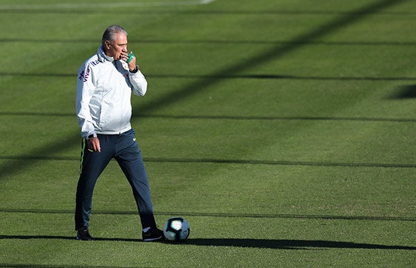 Tite camina en entrenamiento de Brasil 