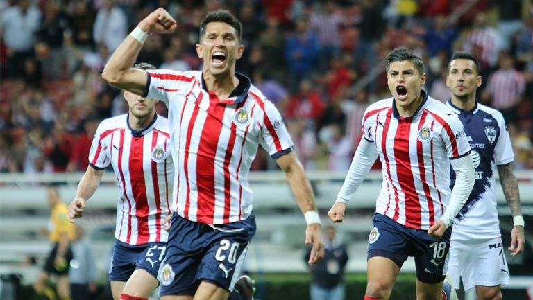 Jesús Molina festeja un gol con Chivas frente a Rayados