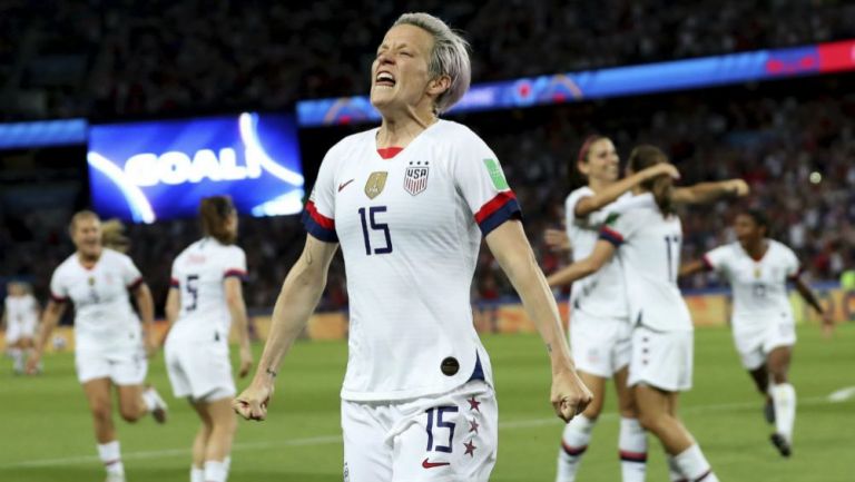 Megan Rapinoe festeja uno de sus goles frente a Francia