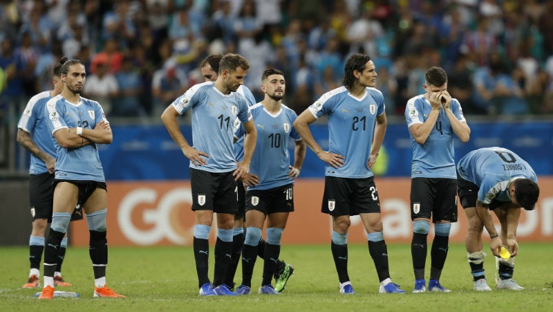 Jugadores de Uruguay se lamentan tras ser eliminados 