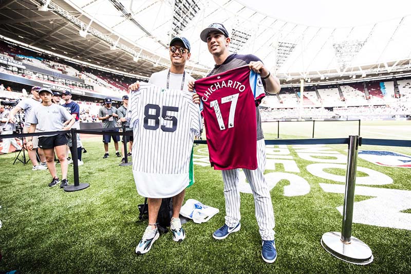 Chicarito y Luis Cessa intercambian jerseys