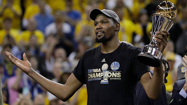 Durant, con el premio MVP de las Finales de 2017