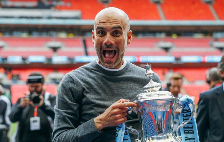 Pep Guardiola levanta el título de la Premier League con el City