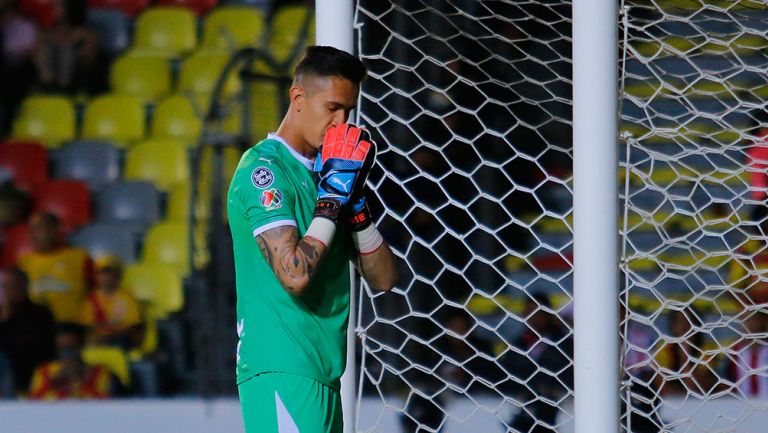 Raúl Gudiño en un partido de Chivas