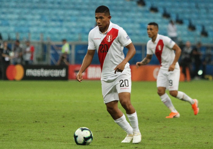 Edison Flores, en un partido de Perú