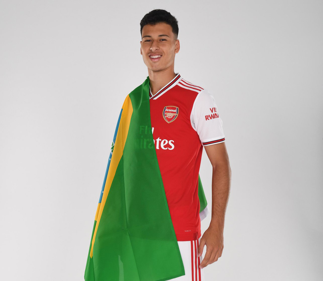 Gabriel Martinelli posa con el jersey del Arsenal