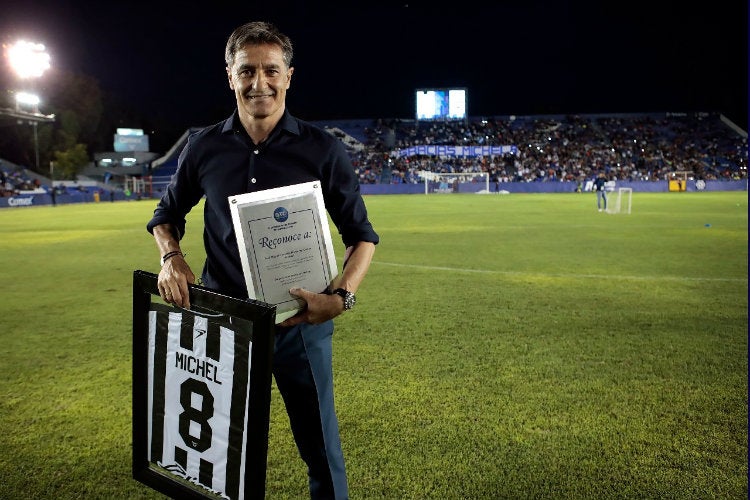 Míchel recibe homenaje en el Estadio Miguel Alemán