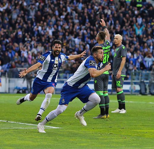 Héctor Herrera festeja un gol con el Porto 