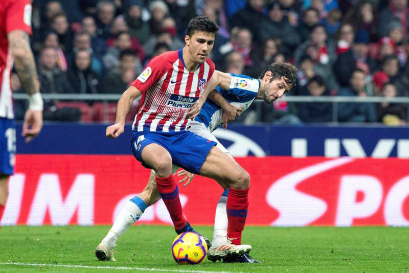 Rodrigo y Granero pelean un balón en La Liga 