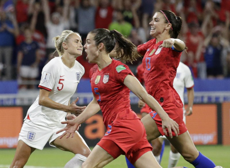 Jugadoras de EU festejan un gol vs Inglaterra en Mundial