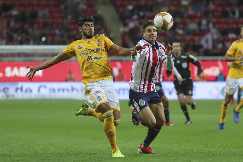 Brizuela pelea por el balón contra Jair Díaz 