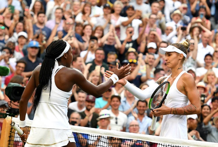 Cori Gauff y Polona Hercog estrechan la mano al término del juego