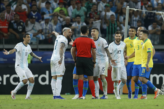 Jugadores de Argentina reclaman al árbitro