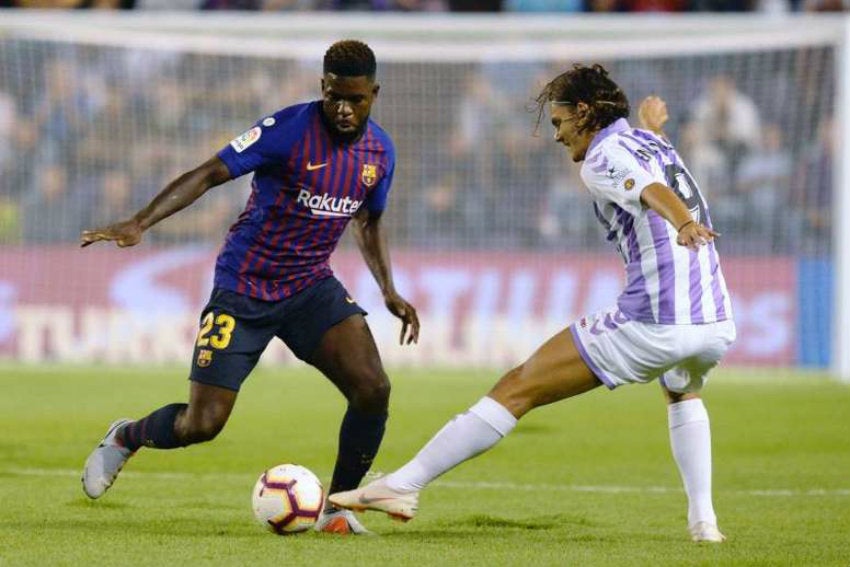 Umtiti pelea por el balón en un partido de La Liga 