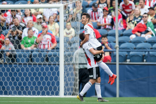 River Plate celebra un gol ante América