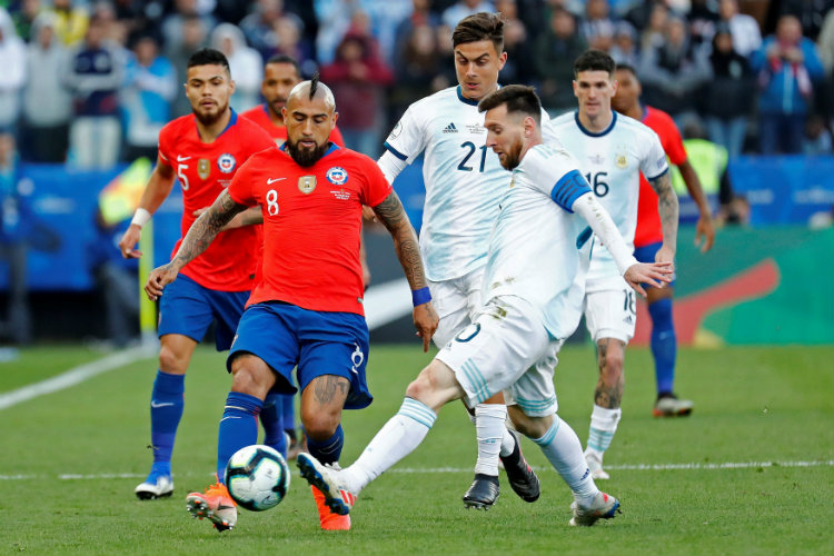 Messi intenta terminar recuperar el esférico ante Arturo Vidal