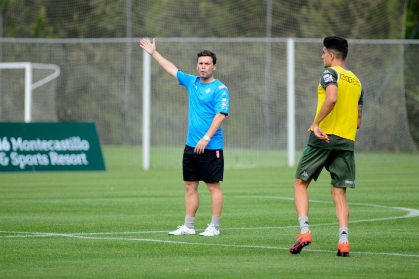 Rubi da instrucciones en la sesión de pretemporada del Betis 