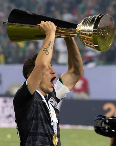 Guardado celebra con el título de Copa Oro