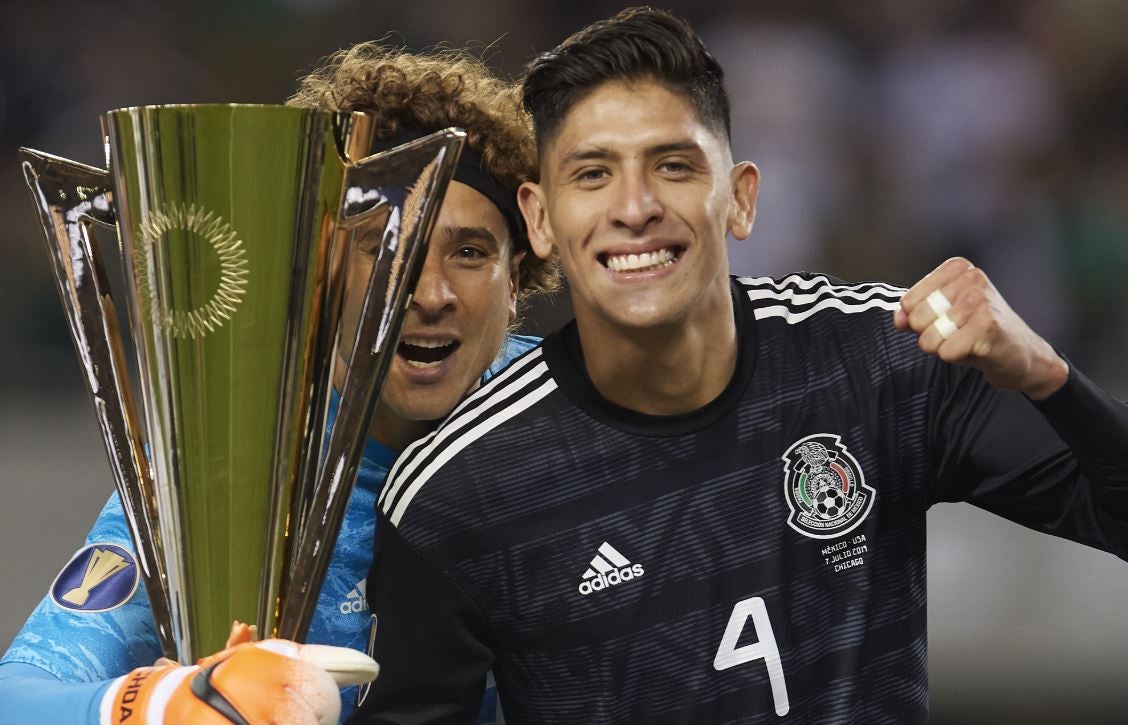 Edson posa con la Copa Oro 2019