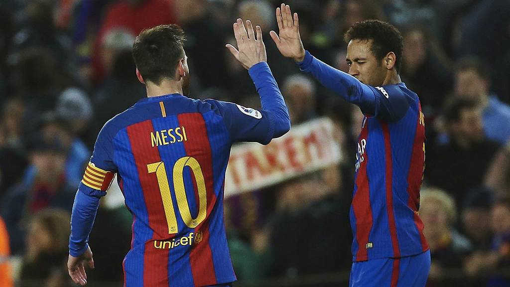 Neymar y Messi celebran una anotación