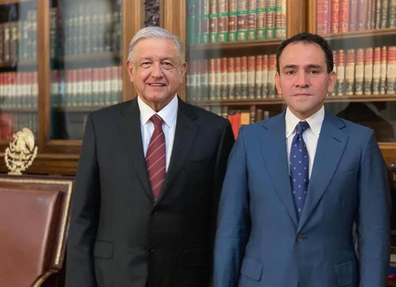 AMLO posa con el nuevo secretario de Hacienda, Arturo Herrera