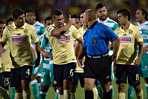 Samudio reclama al árbitro en el último Campeón de Campeones del América