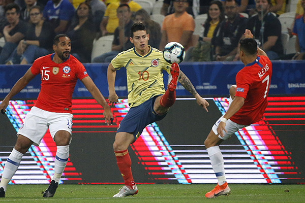 James Rodríguez controla el balón en juego contra Chile