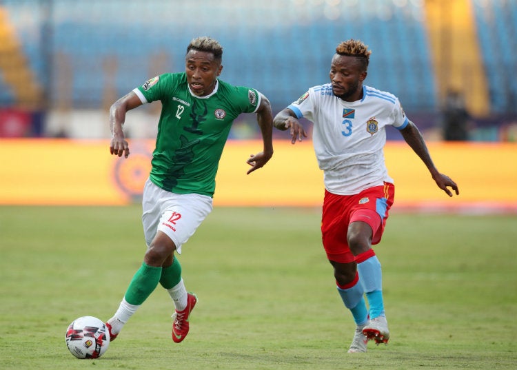 Lalaina Henintsoa Enjanahary conduce el balón en el duelo ante Congo