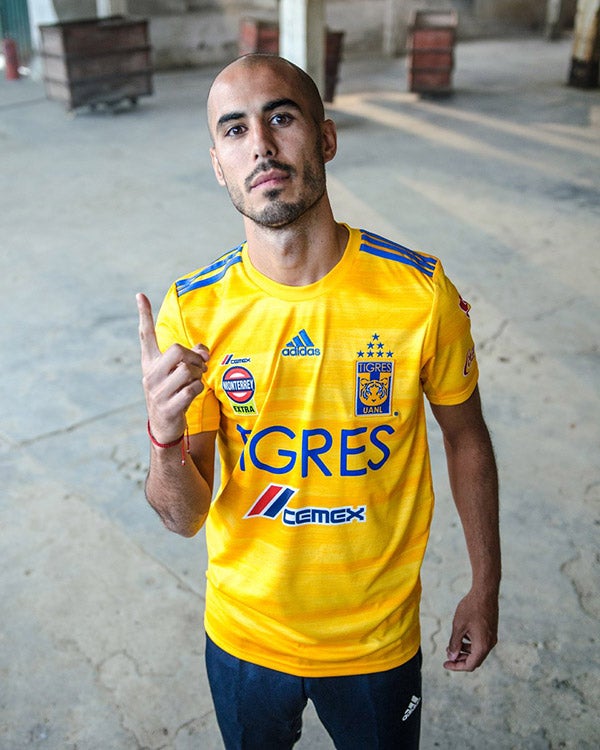 Guido Pizarro posa con la nueva playera local de Tigres