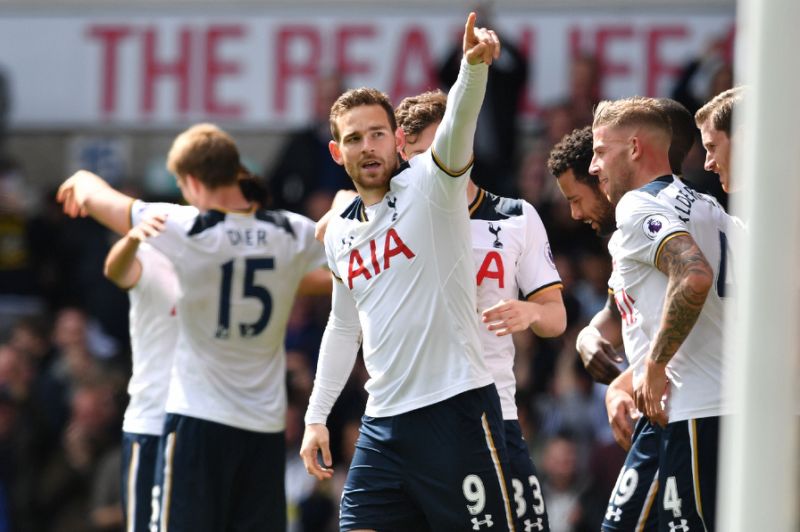 Vincent Janssen celebra anotación con los Spurs