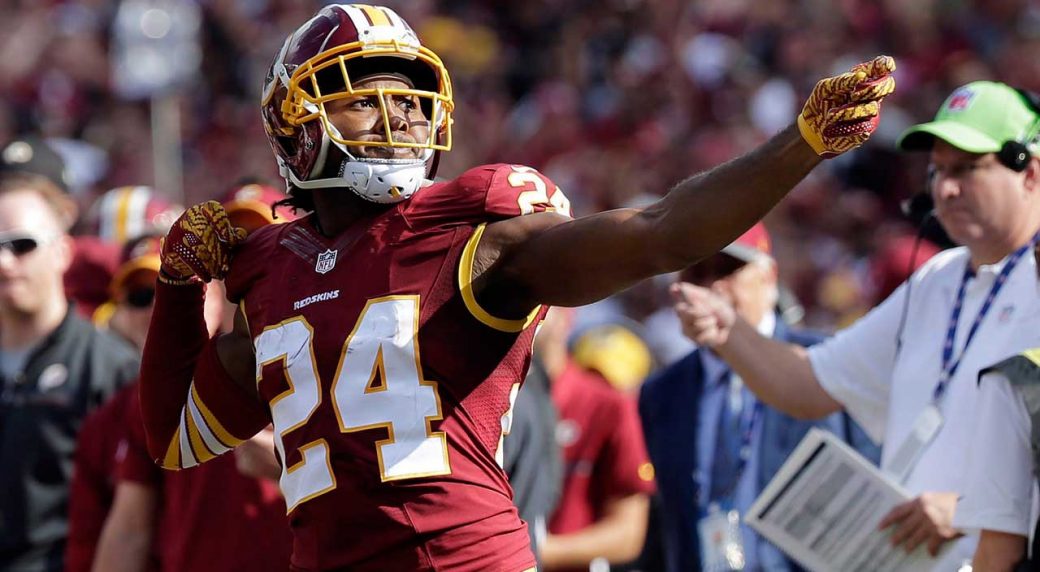 Josh Norman sonríe durante un juego con los Redskins