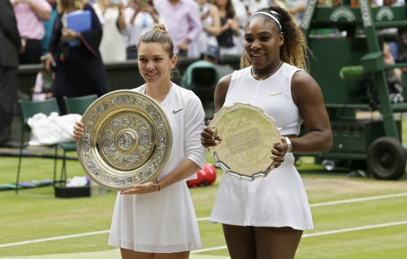 Halep y Williams posan con sus trofeos de Wimbledon 