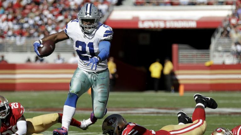 Ezekiel Elliott se escapa con el ovoide en el juego contra 49ers