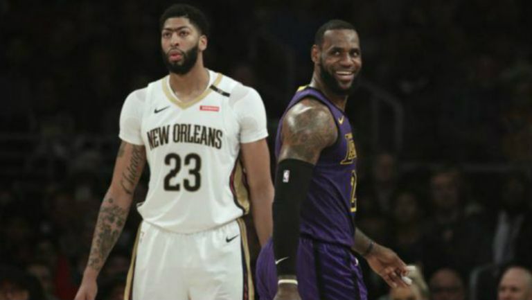 Anthony Davis y LeBron durante un juego de la NBA 