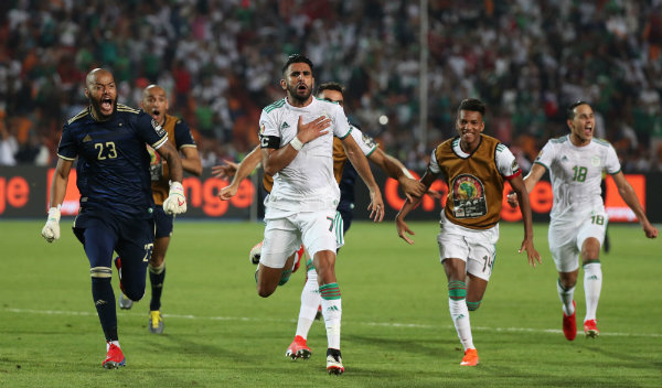 Riyad Mahrez celebrando su anotación ante Nigeria