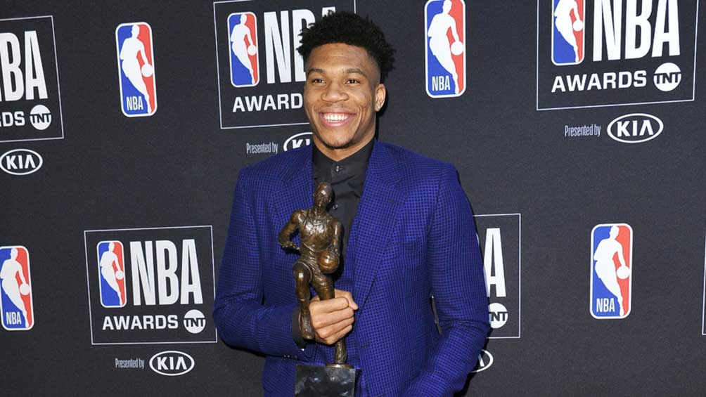 Giannis Antetokounmpo posa con el trofeo al jugador más valioso