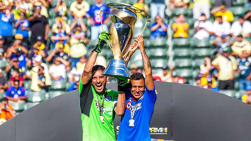 Jesús Corona y Cata Díaz celebran el primer título de Cruz Azul en la Supercopa MX