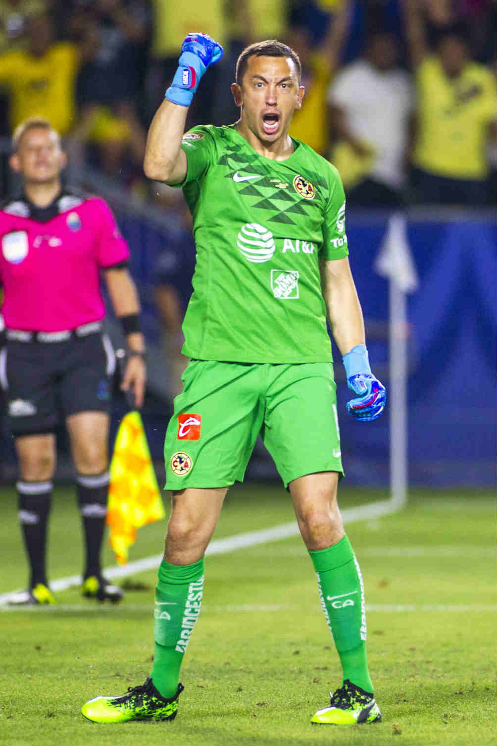 Marchesín celebra una atajada contra Tigres