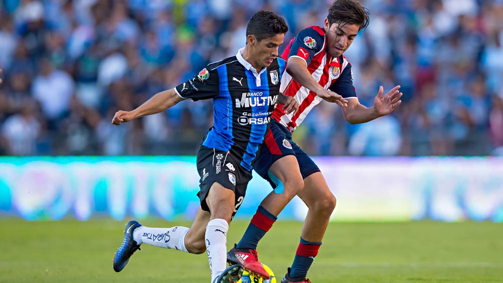 Pizarro en la disputa por el balón cuando jugaba en Chivas