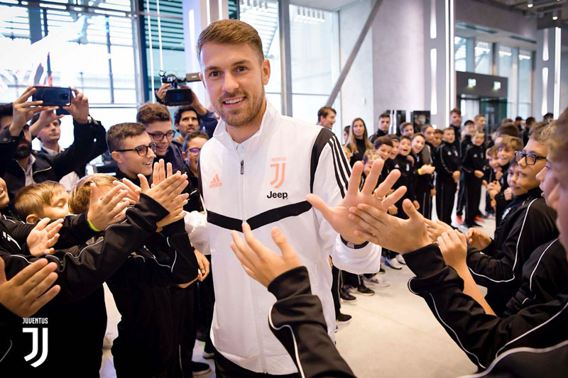 Aaron Ramsey convive con aficionados de la Juventus