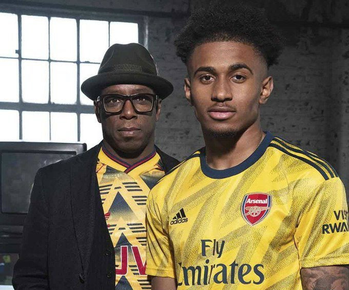 Ian Wright y Reiss Nelson posan con la nueva playera del Arsenal