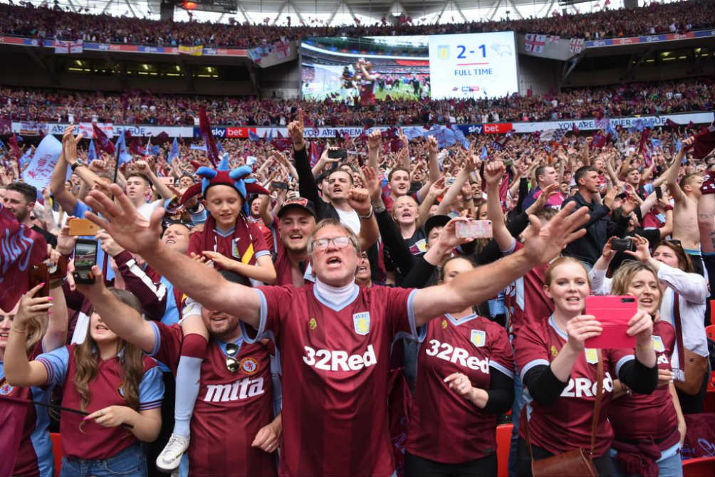 Aficionados festejan la victoria del Aston Villa sobre el Derby County