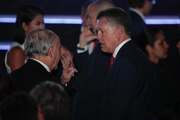 Peláez platica con Billy Álvarez en la presentación del uniforme de Cruz Azul