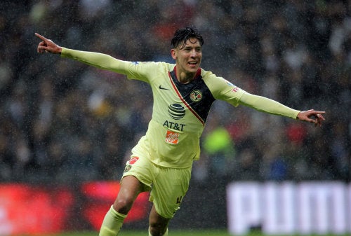 Álvarez celebra un gol con América 