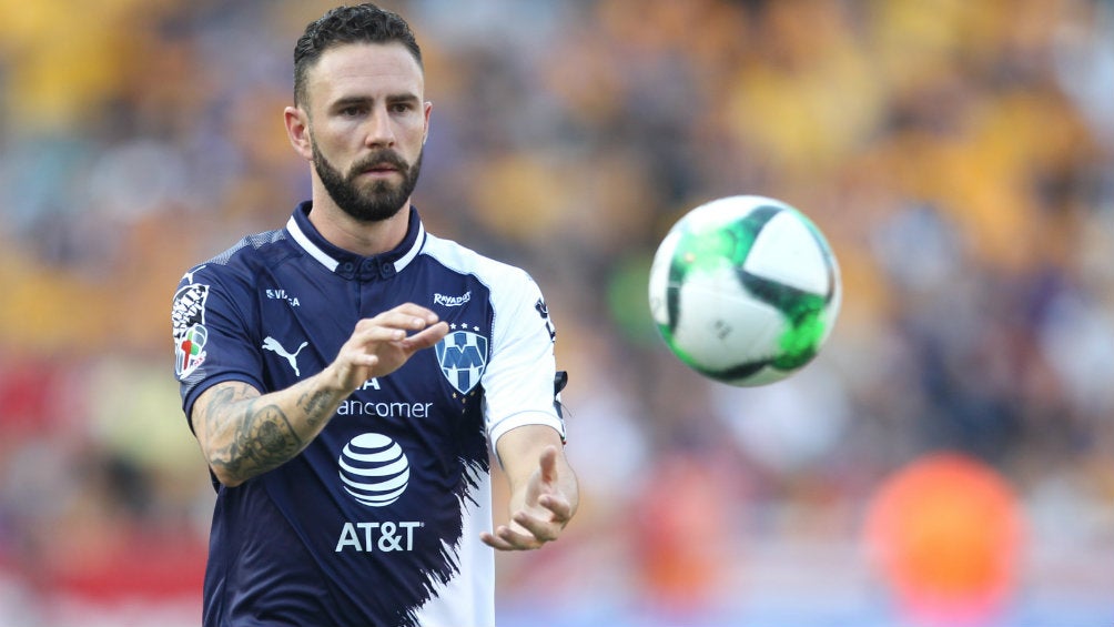 Miguel Layún busca el balón en un encuentro con Rayados